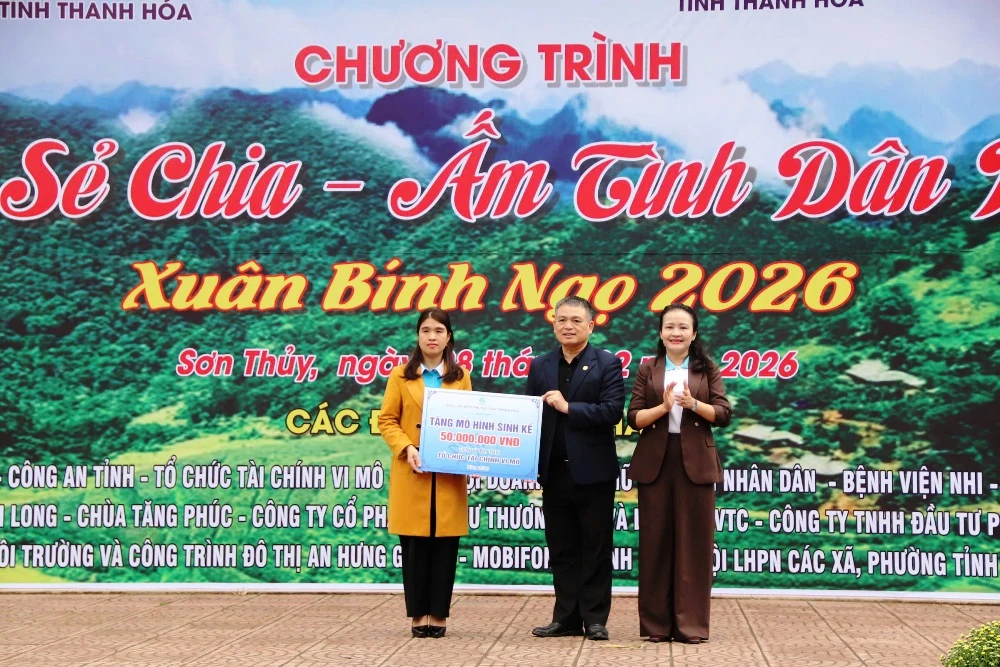 “Tết sẻ chia - Ấm tình dân bản” trao tặng hàng trăm suất quà cho hội viên, phụ nữ, trẻ em khó khăn vùng biên