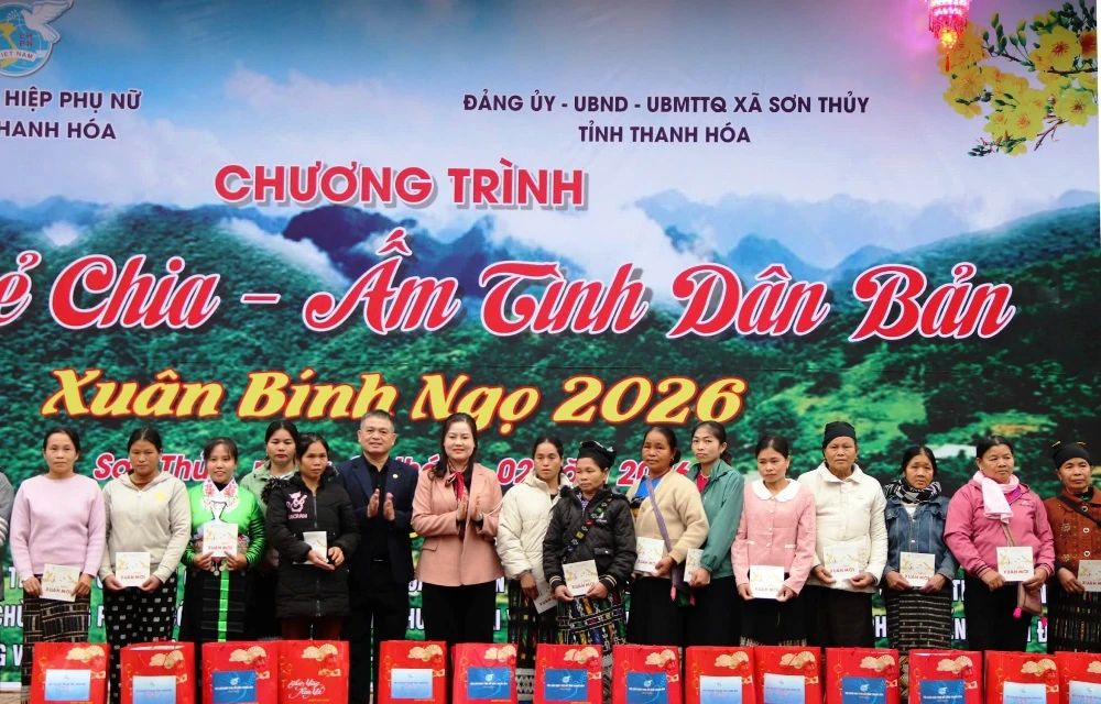 “Tết sẻ chia - Ấm tình dân bản” trao tặng hàng trăm suất quà cho hội viên, phụ nữ, trẻ em khó khăn vùng biên