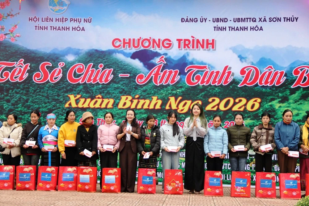 “Tết sẻ chia - Ấm tình dân bản” trao tặng hàng trăm suất quà cho hội viên, phụ nữ, trẻ em khó khăn vùng biên