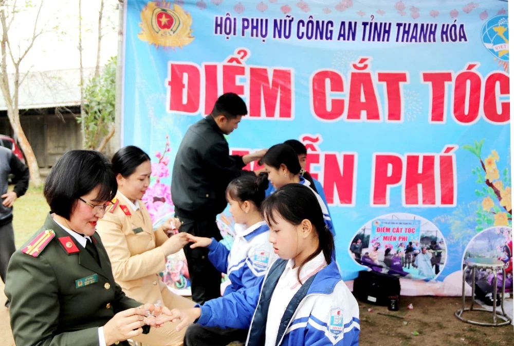 “Tết sẻ chia - Ấm tình dân bản” trao tặng hàng trăm suất quà cho hội viên, phụ nữ, trẻ em khó khăn vùng biên
