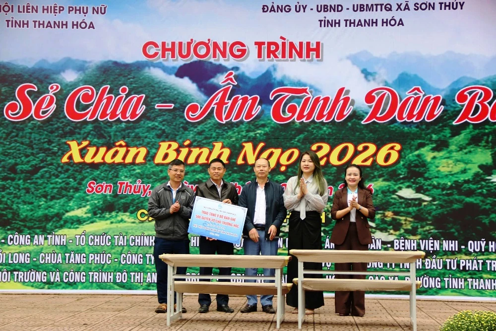 “Tết sẻ chia - Ấm tình dân bản” trao tặng hàng trăm suất quà cho hội viên, phụ nữ, trẻ em khó khăn vùng biên