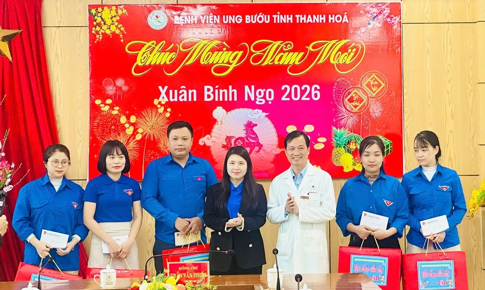 Trao quà Tết cho đoàn viên, thanh niên có hoàn cảnh khó khăn