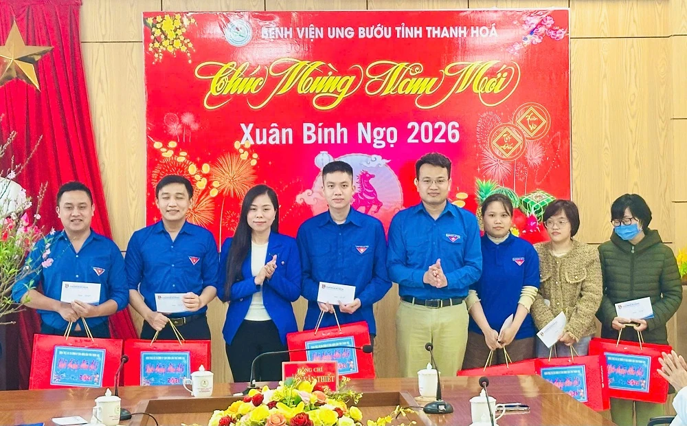 Trao quà Tết cho đoàn viên, thanh niên có hoàn cảnh khó khăn