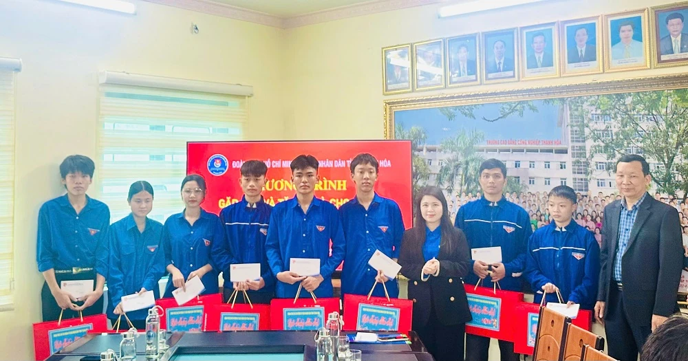 Trao quà Tết cho đoàn viên, thanh niên có hoàn cảnh khó khăn