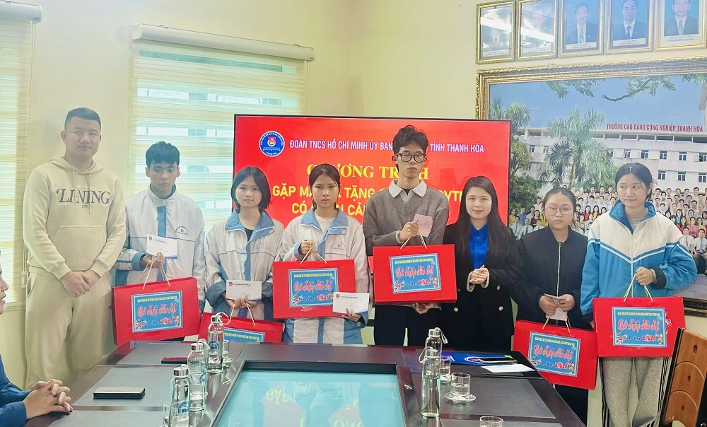 Trao quà Tết cho đoàn viên, thanh niên có hoàn cảnh khó khăn