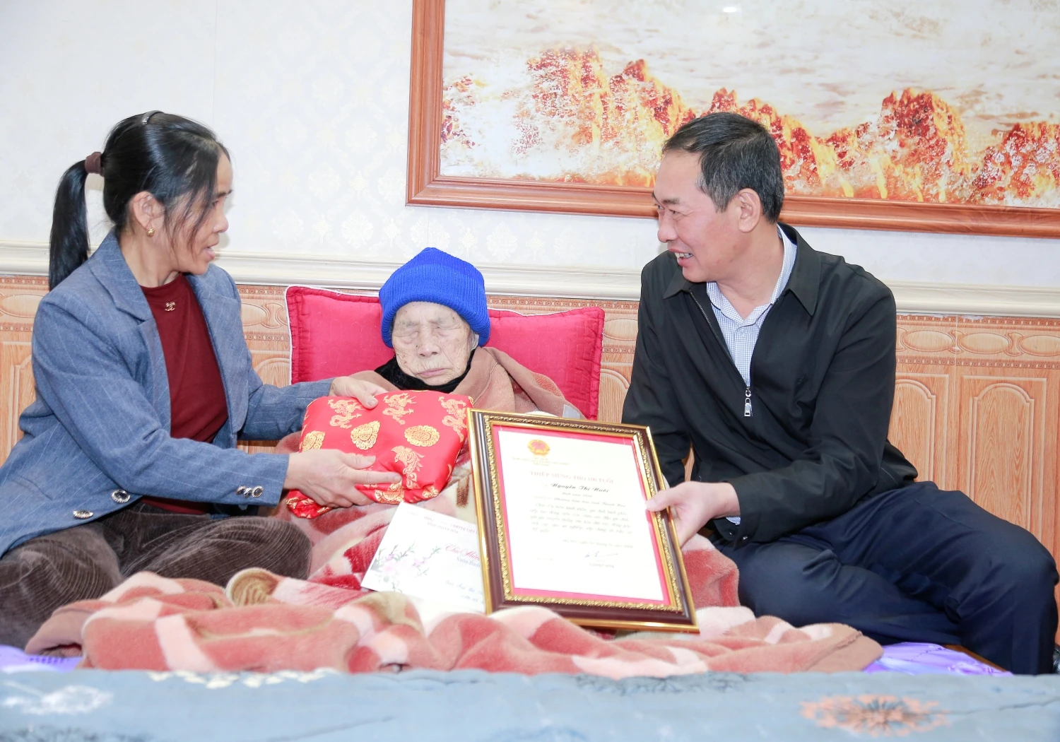 Phó Bí thư Tỉnh ủy, Chủ tịch Ủy ban MTTQ tỉnh Trịnh Tuấn Sinh thăm, tặng quà Tết tại các phường Sầm Sơn, Nam Sầm Sơn và xã Quảng Ninh