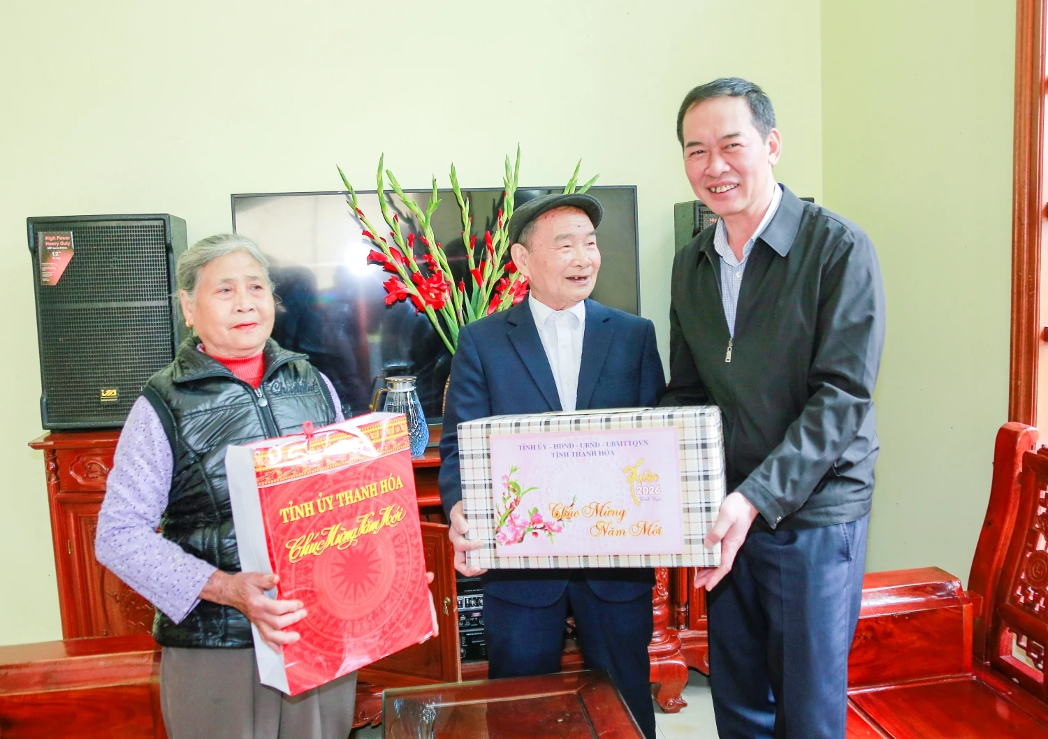 Phó Bí thư Tỉnh ủy, Chủ tịch Ủy ban MTTQ tỉnh Trịnh Tuấn Sinh thăm, tặng quà Tết tại các phường Sầm Sơn, Nam Sầm Sơn và xã Quảng Ninh