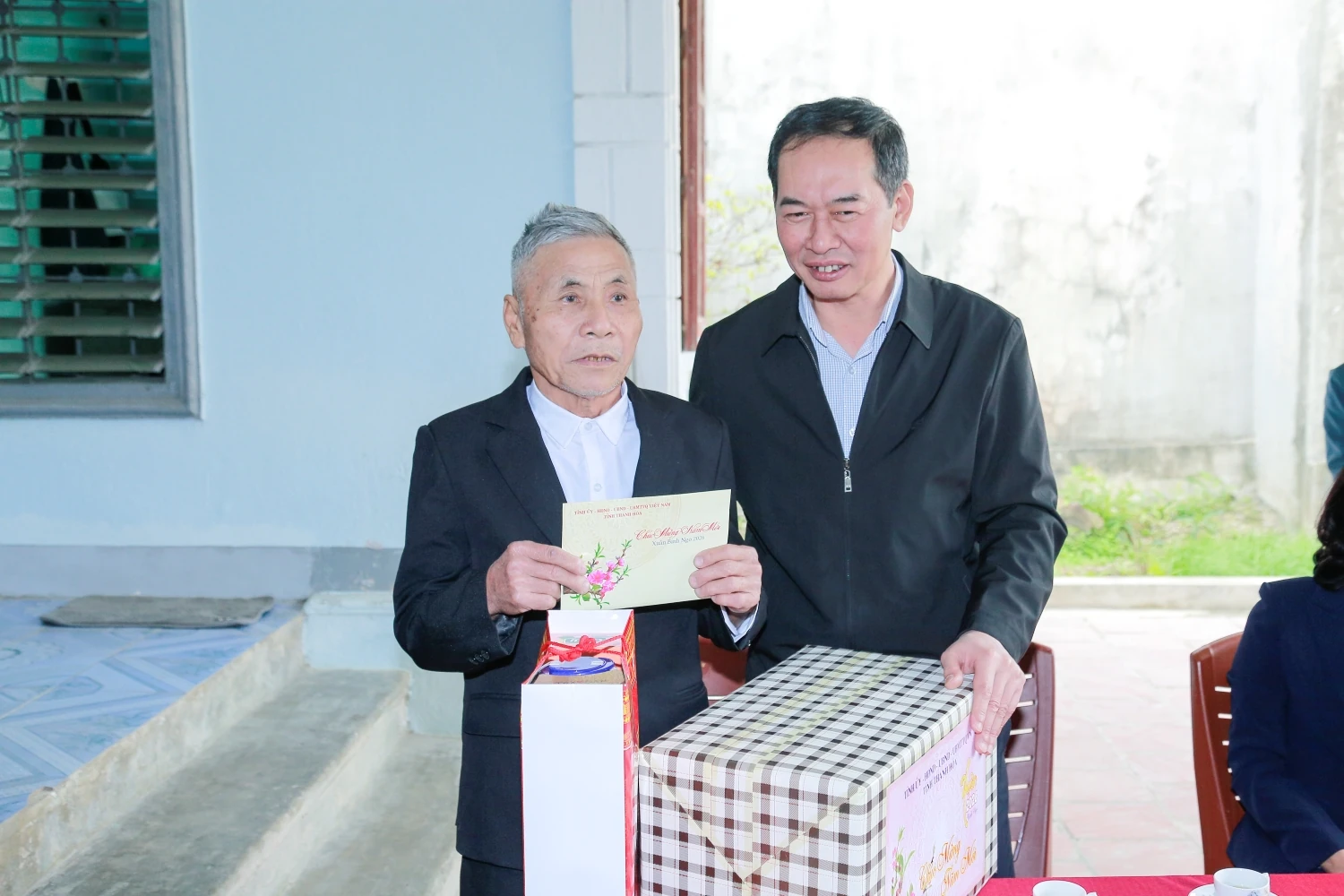 Phó Bí thư Tỉnh ủy, Chủ tịch Ủy ban MTTQ tỉnh Trịnh Tuấn Sinh thăm, tặng quà Tết tại các phường Sầm Sơn, Nam Sầm Sơn và xã Quảng Ninh