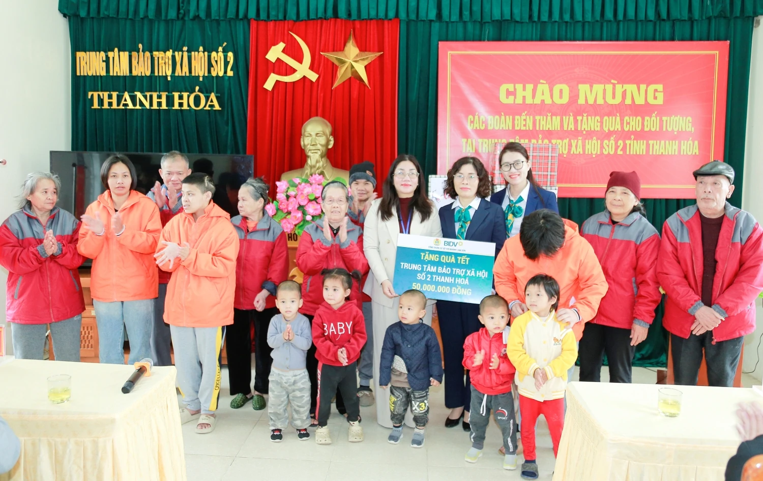 Phó Bí thư Tỉnh ủy, Chủ tịch Ủy ban MTTQ tỉnh Trịnh Tuấn Sinh thăm, tặng quà Tết tại các phường Sầm Sơn, Nam Sầm Sơn và xã Quảng Ninh