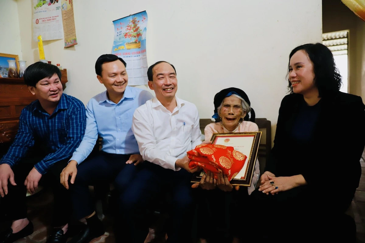 Phó Chủ tịch Thường trực HĐND tỉnh Lê Tiến Lam kiểm tra sản xuất, đời sống Nhân dân xã Vĩnh Lộc và Yên Định