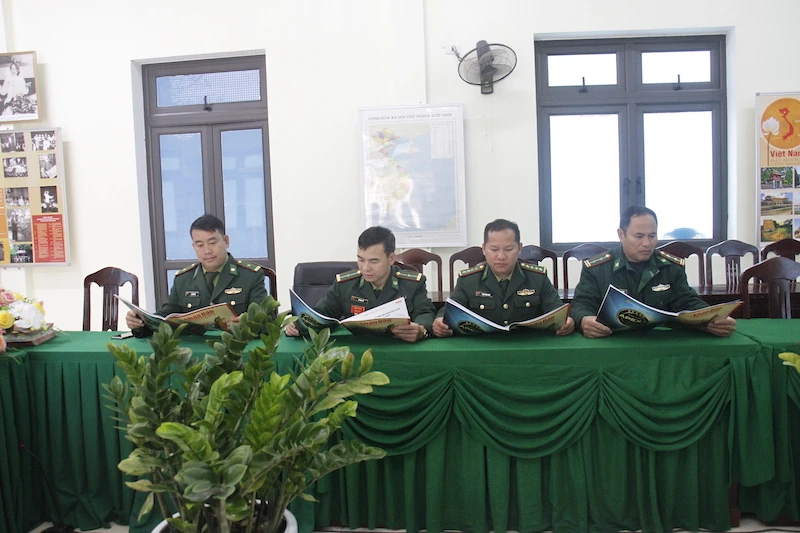 Trao tặng Báo Nhân Dân Xuân Bính Ngọ cho chiến sĩ Bộ đội Biên phòng Thanh Hóa