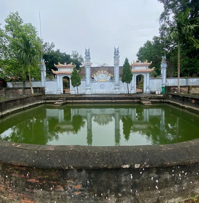 Những con mắt của làng