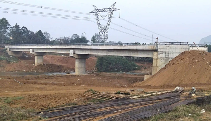 Đẩy nhanh tiến độ thi công Tiểu dự án đầu tư xây dựng công trình cải thiện cơ sở hạ tầng đô thị huyện Ngọc Lặc