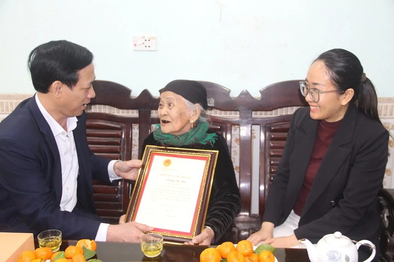 Phó Trưởng Đoàn ĐBQH tỉnh Mai Văn Hải kiểm tra tình hình sản xuất, đời sống Nhân dân xã Thiết Ống và Bá Thước