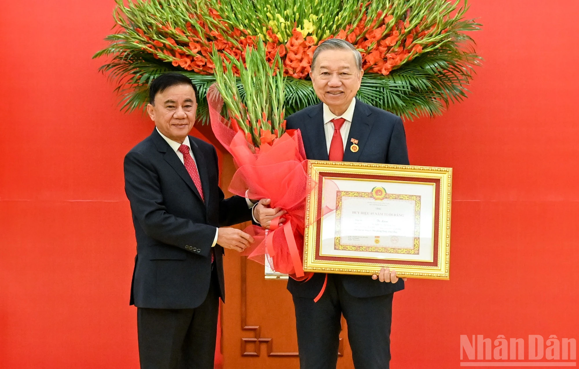 Trao Huy hiệu 45 năm tuổi Đảng, tặng đồng chí Tổng Bí thư Tô Lâm