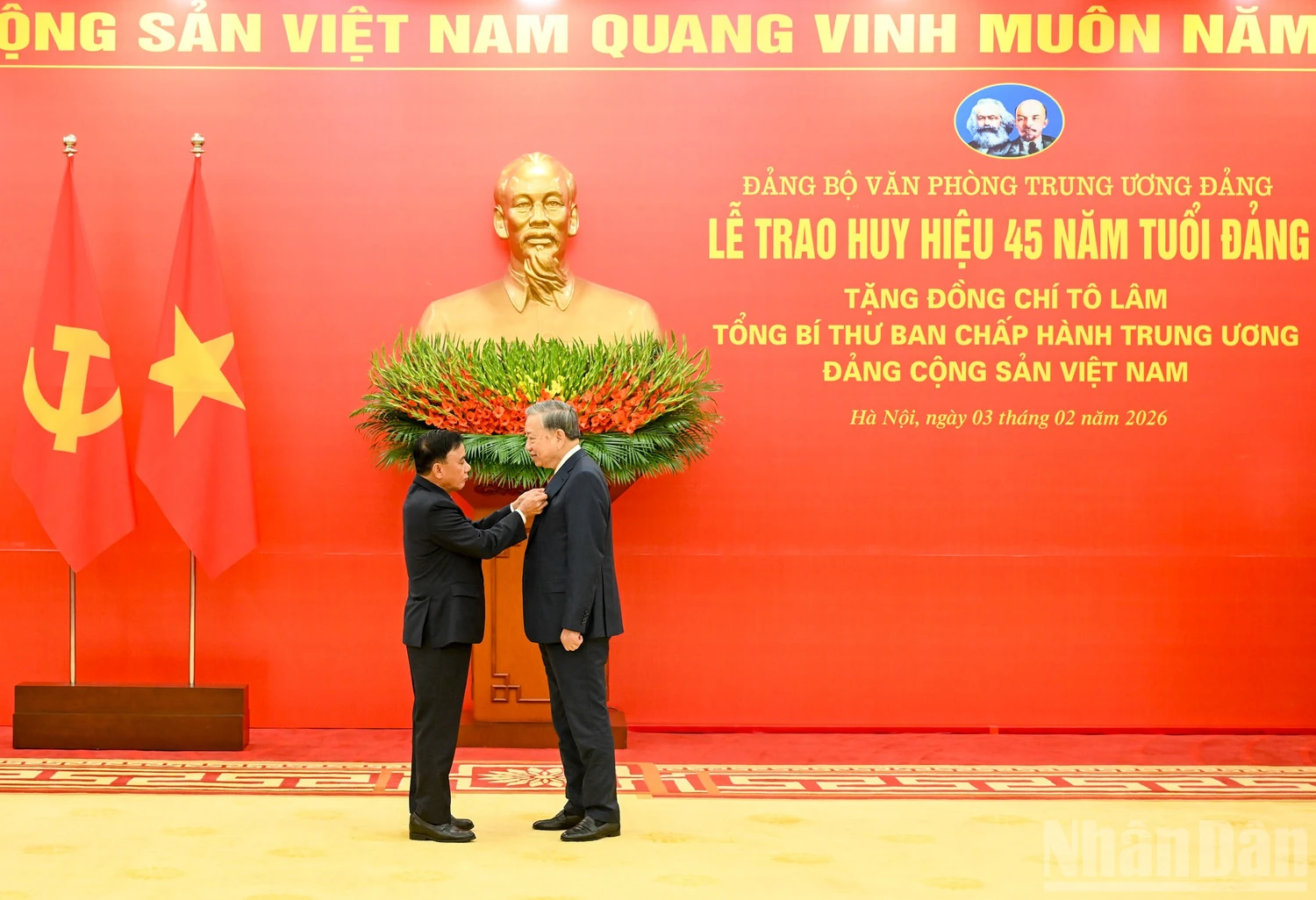 Trao Huy hiệu 45 năm tuổi Đảng, tặng đồng chí Tổng Bí thư Tô Lâm