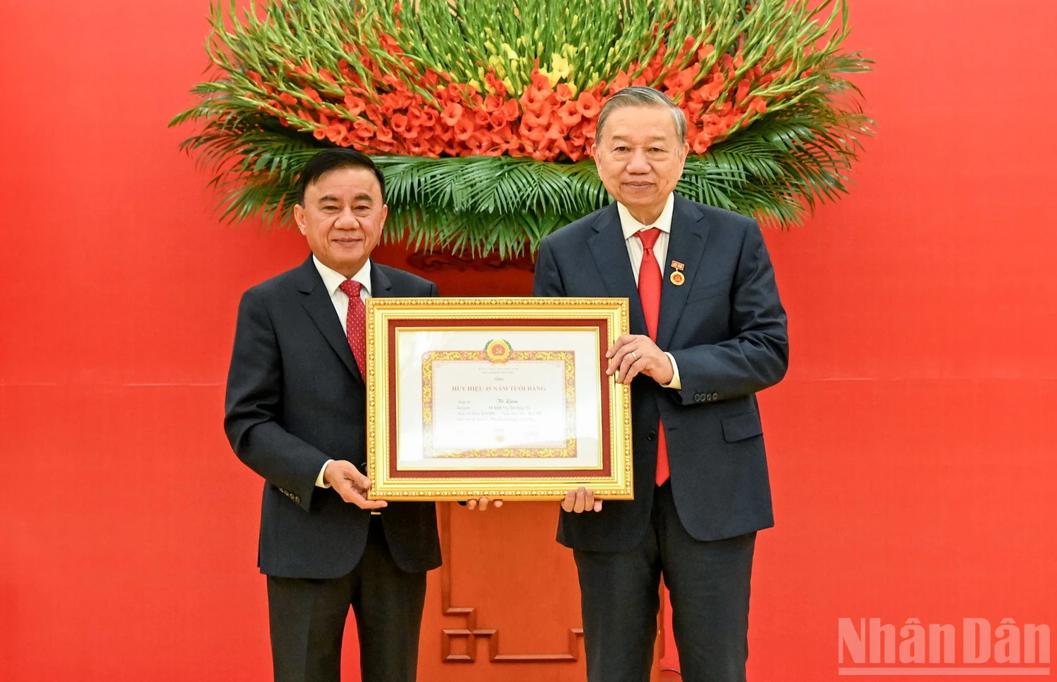 Trao Huy hiệu 45 năm tuổi Đảng, tặng đồng chí Tổng Bí thư Tô Lâm