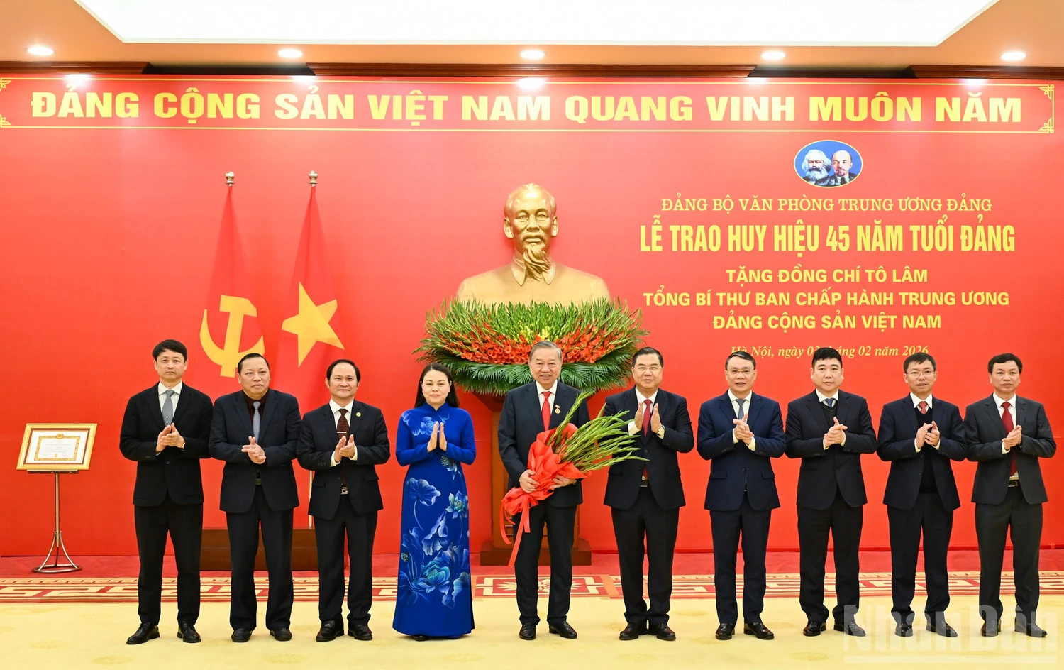 Trao Huy hiệu 45 năm tuổi Đảng, tặng đồng chí Tổng Bí thư Tô Lâm