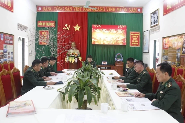 Trao tặng Báo Nhân Dân Xuân Bính Ngọ cho chiến sĩ Bộ đội Biên phòng Thanh Hóa