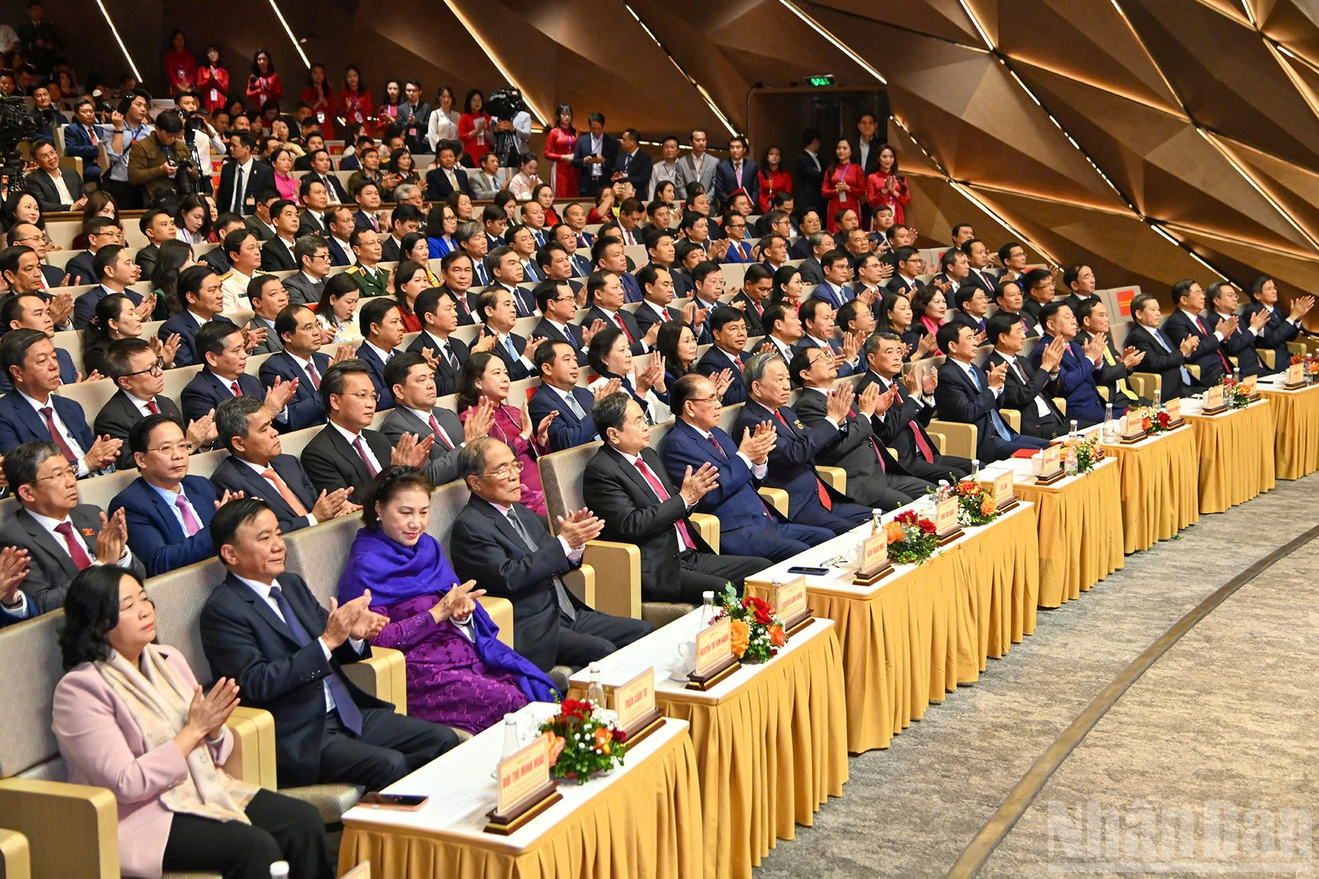 Tuyên dương 96 bí thư chi bộ xuất sắc và trao Giải Búa liềm vàng lần thứ X