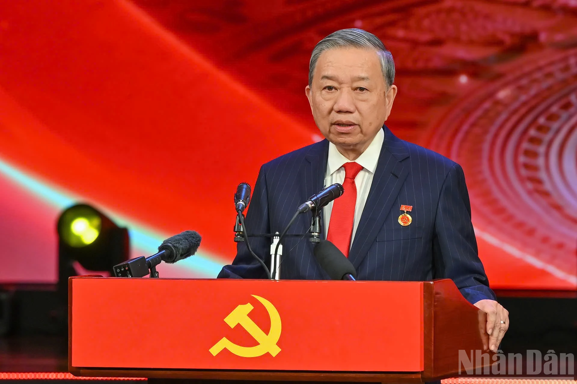 Tuyên dương 96 bí thư chi bộ xuất sắc và trao Giải Búa liềm vàng lần thứ X