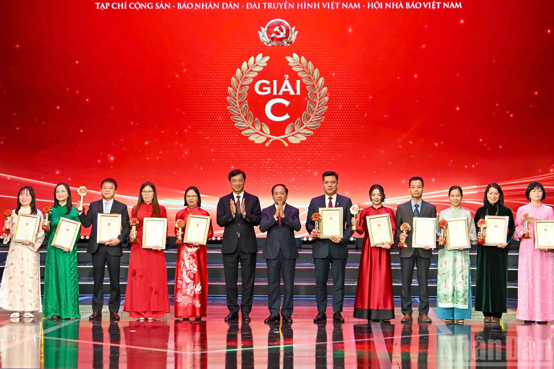 Tuyên dương 96 bí thư chi bộ xuất sắc và trao Giải Búa liềm vàng lần thứ X