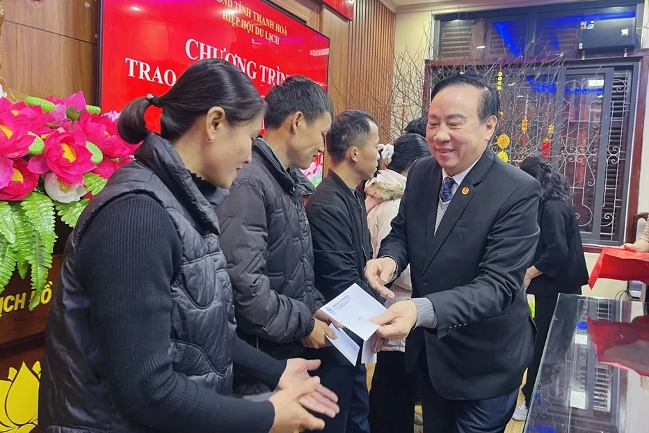 Hiệp hội Du lịch tỉnh Thanh Hóa trao quà “Tết vì người nghèo