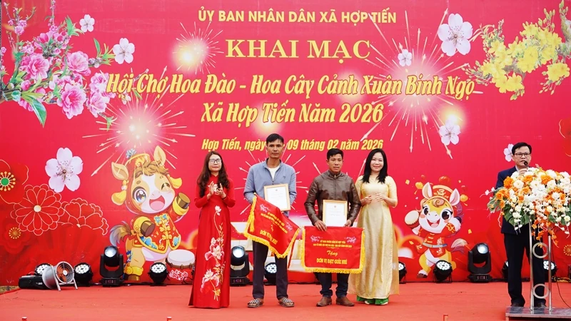 Khai mạc Hội chợ hoa đào xã Hợp Tiến