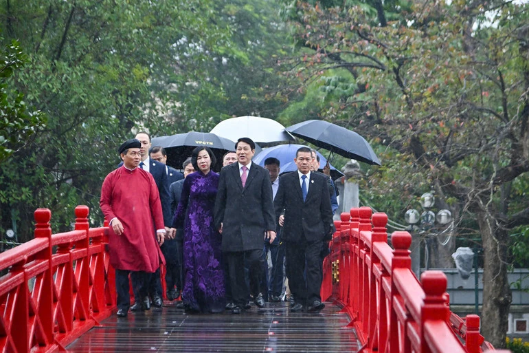 Chủ tịch nước Lương Cường cùng đại biểu kiều bào dâng hương tại Tượng đài Vua Lý Thái Tổ và đền Ngọc Sơn