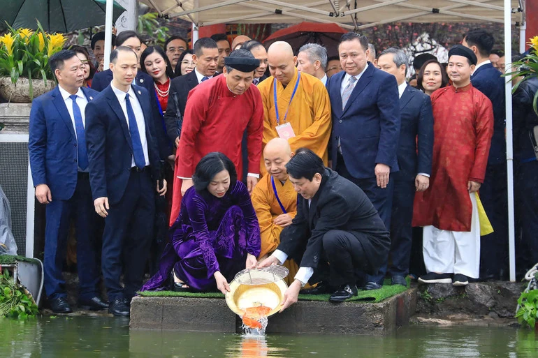 Chủ tịch nước Lương Cường cùng đại biểu kiều bào dâng hương tại Tượng đài Vua Lý Thái Tổ và đền Ngọc Sơn