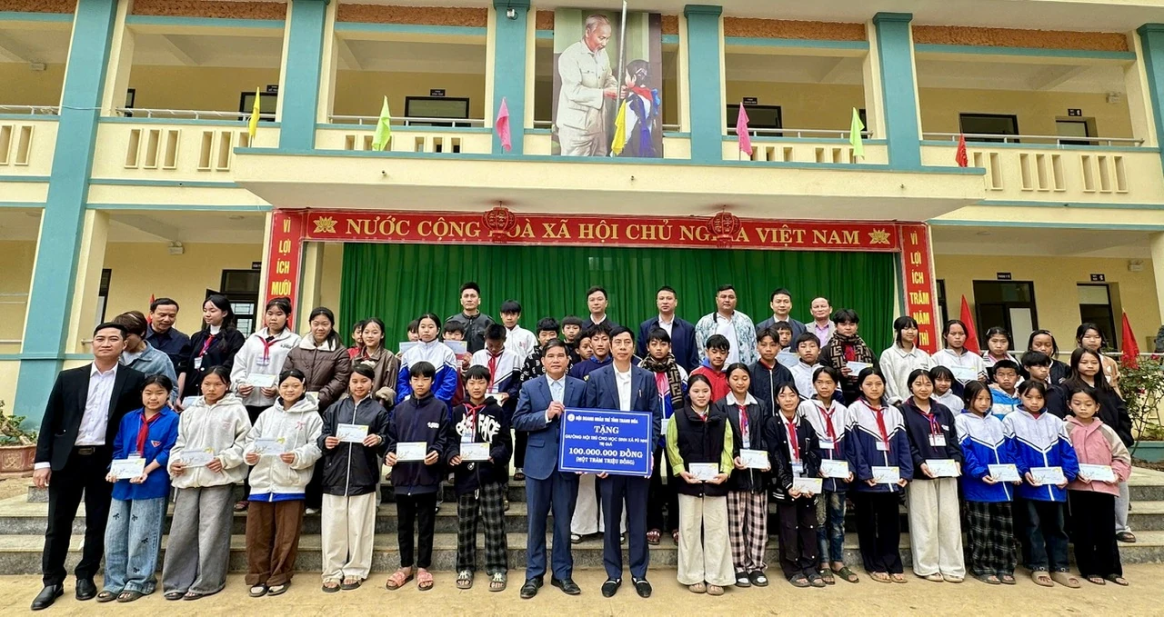 Hội Doanh nhân trẻ tỉnh Thanh Hóa tặng quà Tết cho học sinh xã Pù Nhi