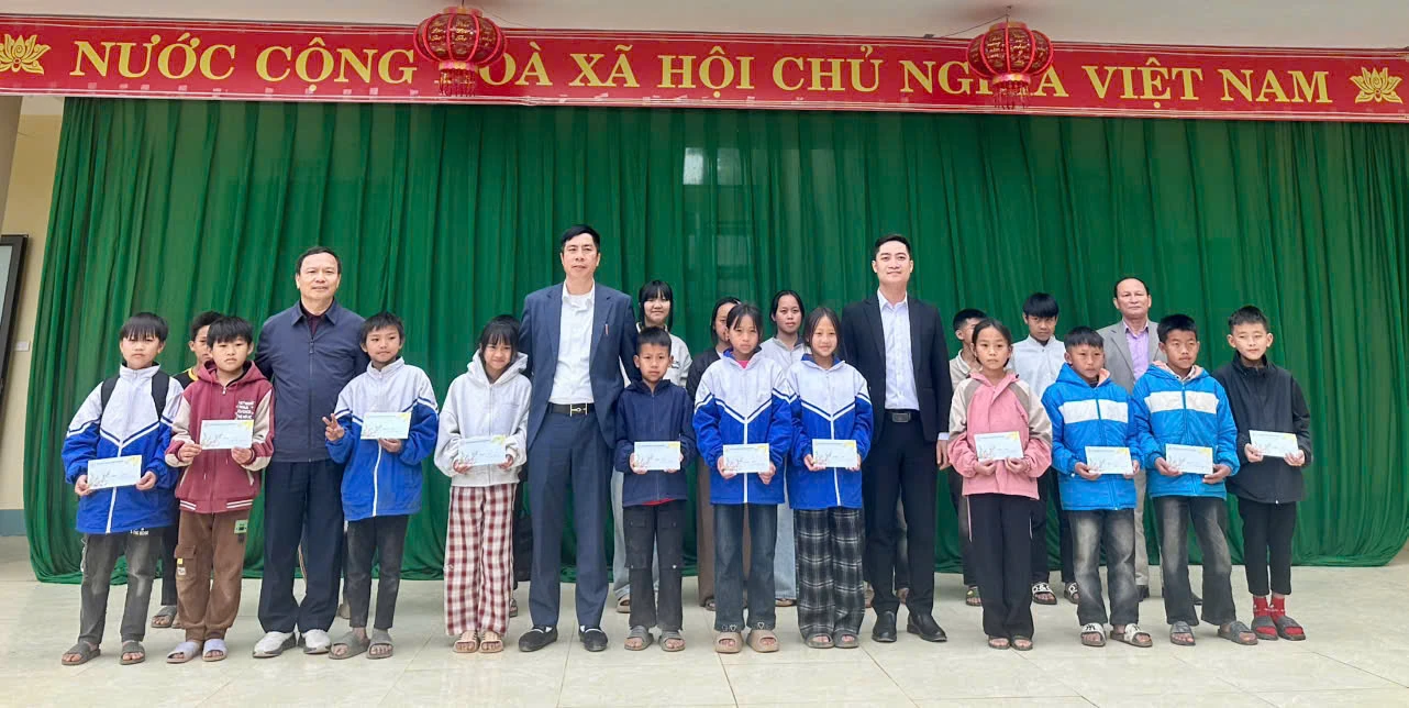 Hội Doanh nhân trẻ tỉnh Thanh Hóa tặng quà Tết cho học sinh xã Pù Nhi