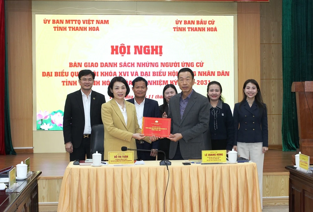 Bàn giao danh sách những người ứng cử ĐBQH khóa XVI và đại biểu HĐND tỉnh Thanh Hóa