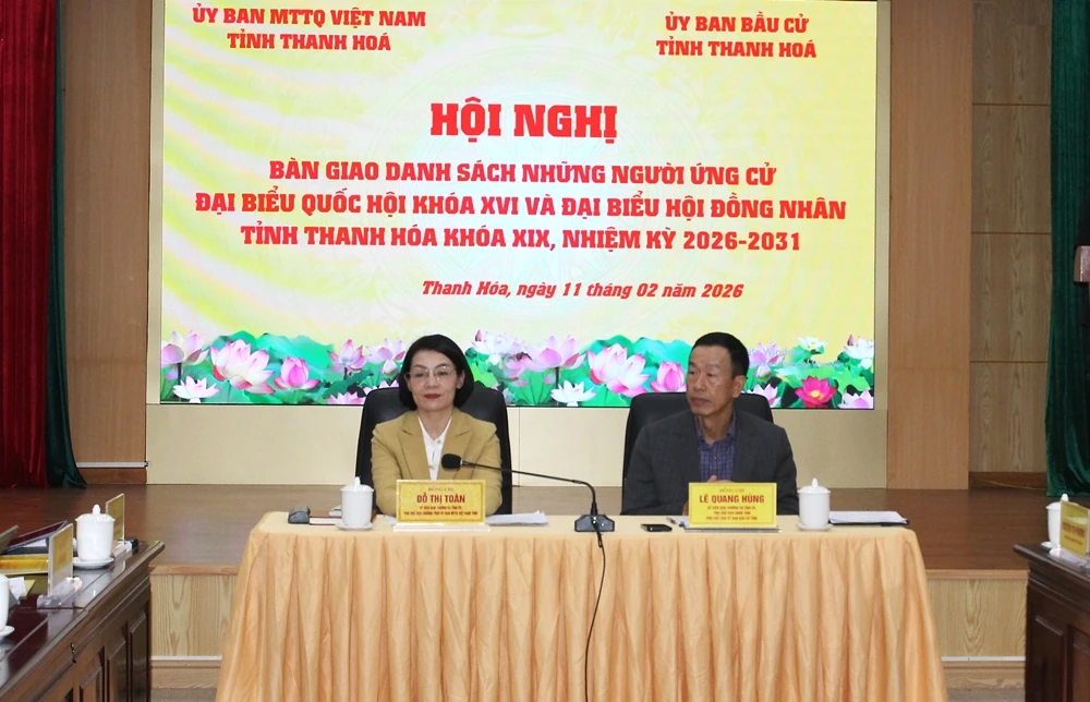 Bàn giao danh sách những người ứng cử ĐBQH khóa XVI và đại biểu HĐND tỉnh Thanh Hóa