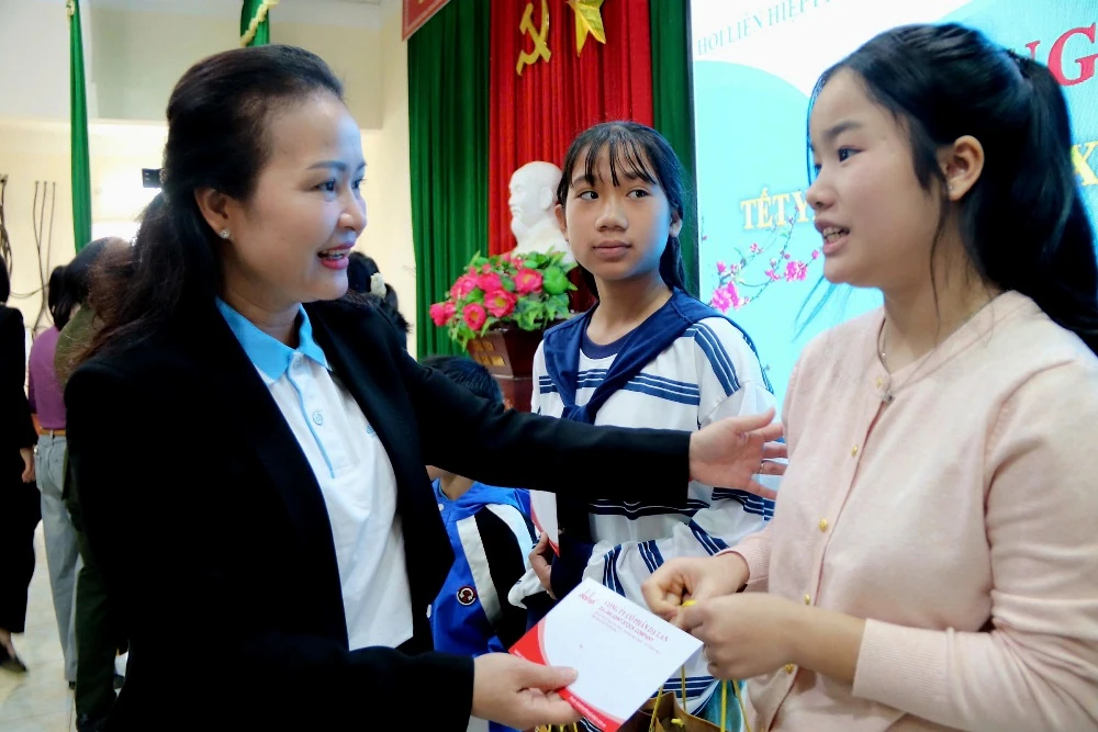 Hội LHPN tỉnh và các đơn vị đồng hành tặng quà Tết cho hội viên, trẻ mồ côi khó khăn