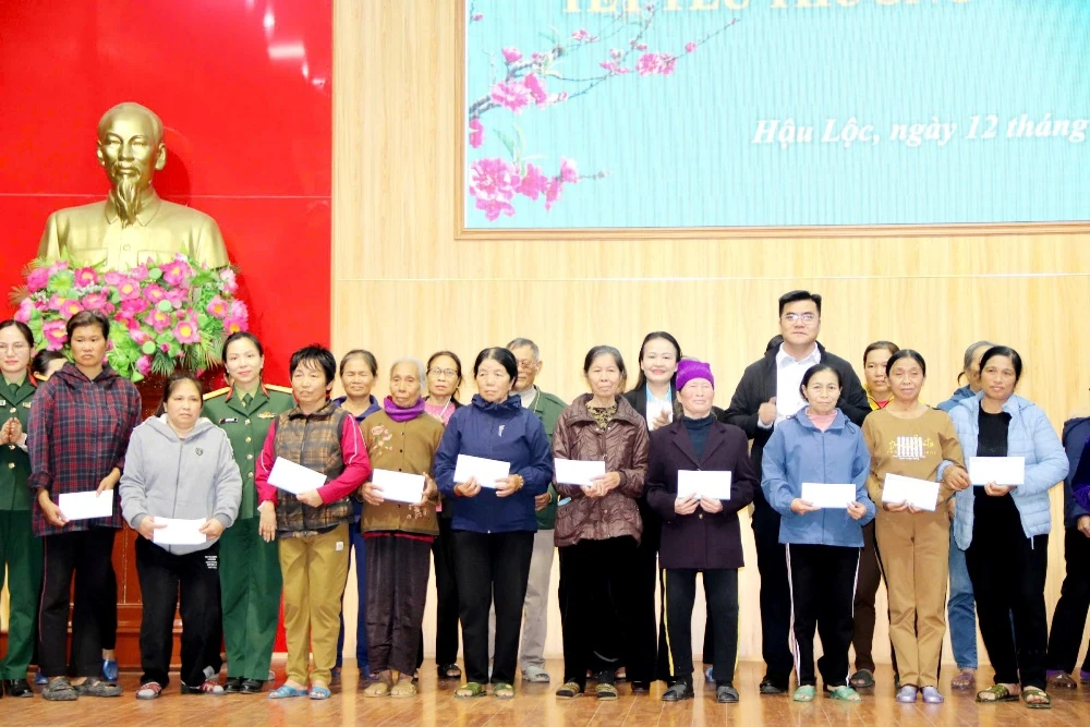 Hội LHPN tỉnh và các đơn vị đồng hành tặng quà Tết cho hội viên, trẻ mồ côi khó khăn