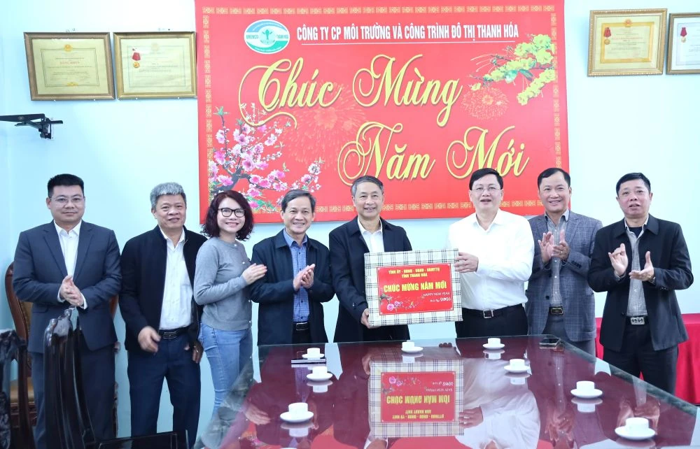 Phó Chủ tịch Thường trực UBND tỉnh Mai Xuân Liêm thăm, chúc Tết các đơn vị làm nhiệm vụ thiết yếu dịp Tết