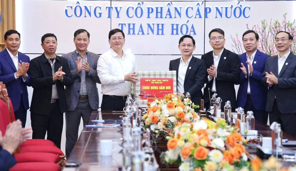 Phó Chủ tịch Thường trực UBND tỉnh Mai Xuân Liêm thăm, chúc Tết các đơn vị làm nhiệm vụ thiết yếu dịp Tết