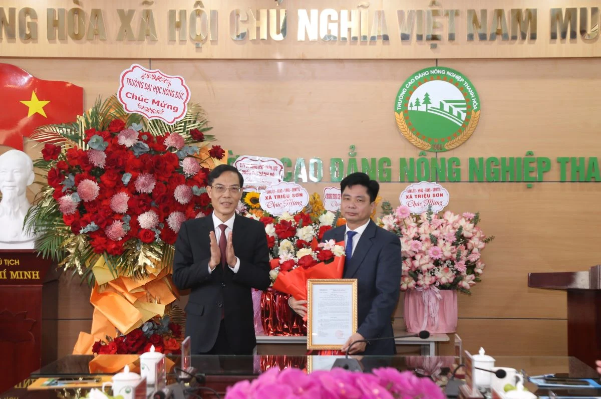 Trao Quyết định bổ nhiệm Hiệu trưởng Trường ĐH Hồng Đức và Trường CĐ Nông nghiệp Thanh Hóa