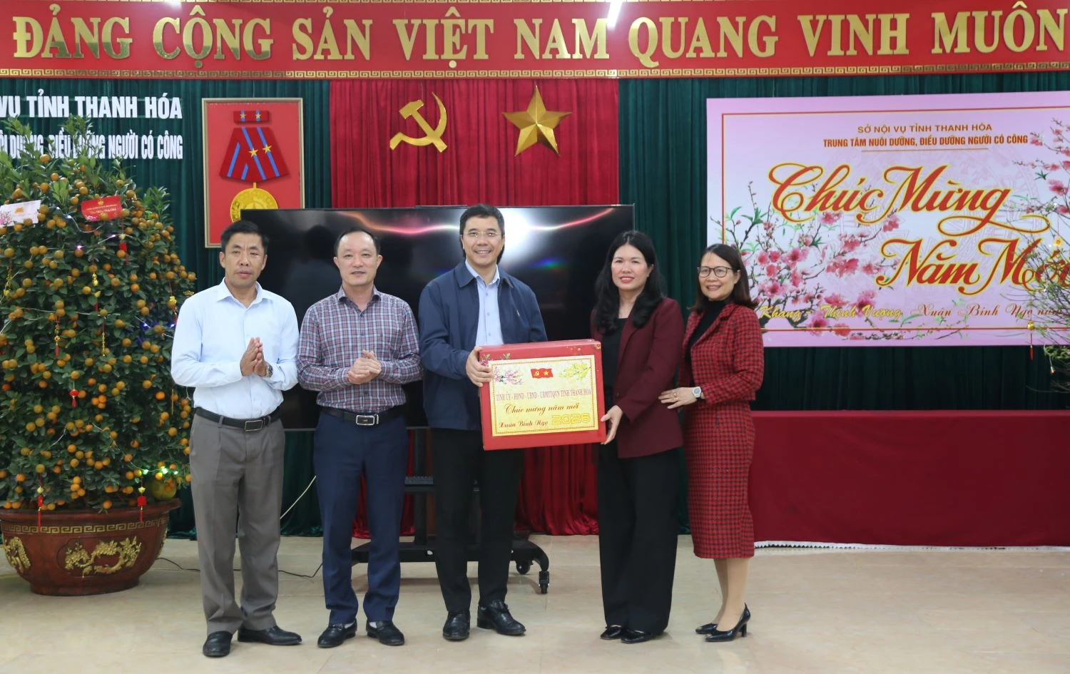 Phó Bí thư Thường trực Tỉnh ủy Nguyễn Hồng Phong thăm, chúc tết Trung tâm Nuôi dưỡng, điều dưỡng người có công Thanh Hóa và Bệnh viện Đa khoa Hà Trung