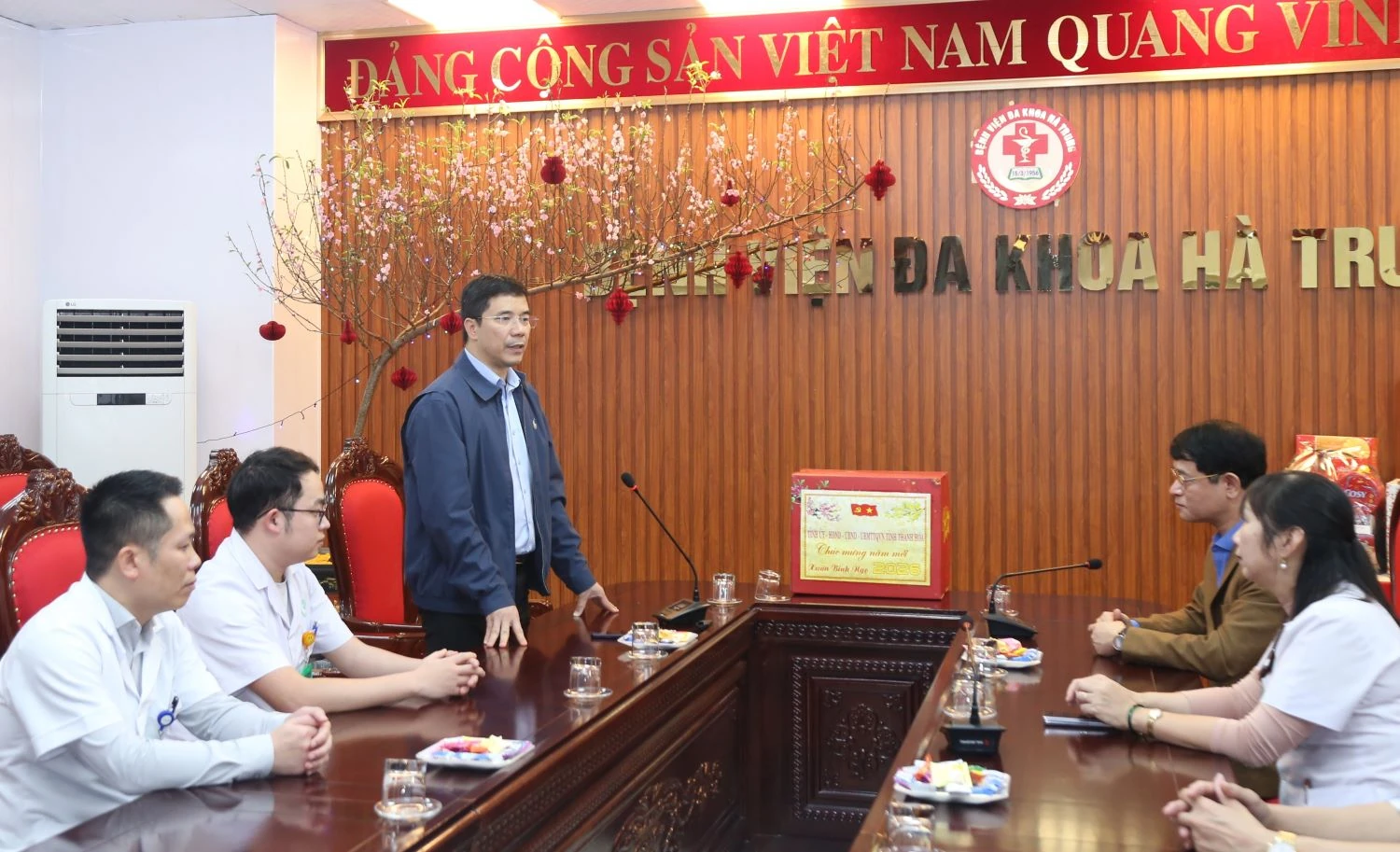 Phó Bí thư Thường trực Tỉnh ủy Nguyễn Hồng Phong thăm, chúc tết Trung tâm Nuôi dưỡng, điều dưỡng người có công Thanh Hóa và Bệnh viện Đa khoa Hà Trung