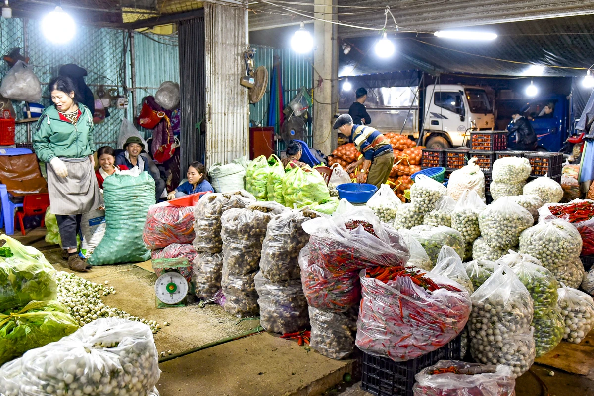 Đêm ở chợ đầu mối lớn nhất xứ Thanh trước thềm năm mới