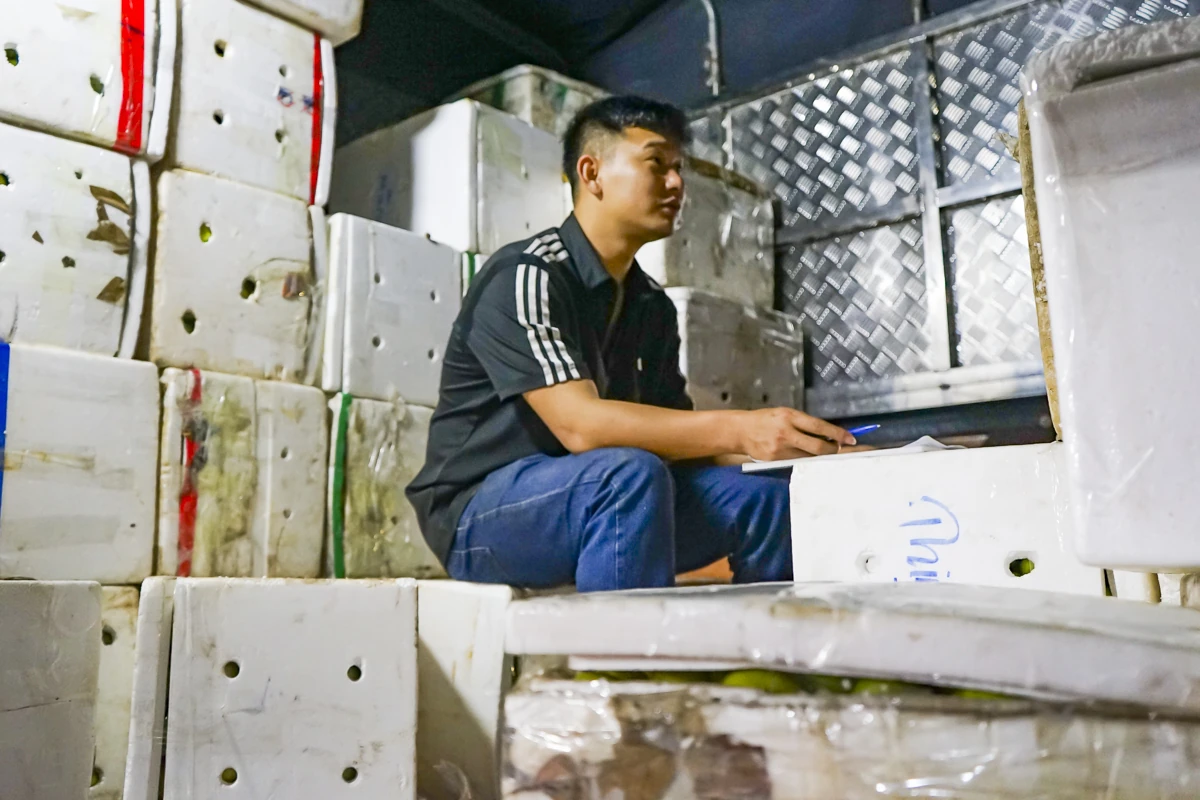 Đêm ở chợ đầu mối lớn nhất xứ Thanh trước thềm năm mới