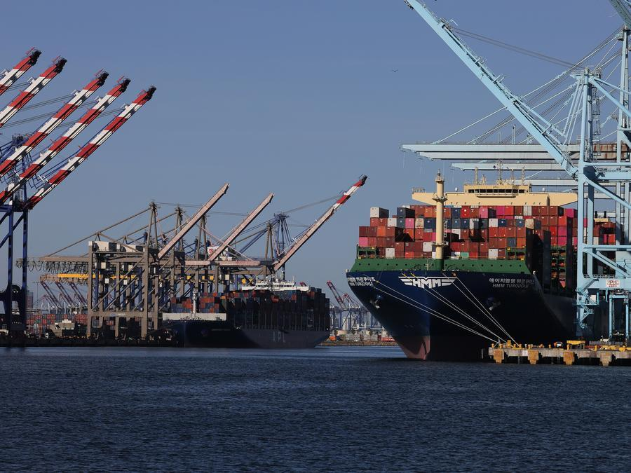 Mỹ ghi nhận thâm hụt thương mại chạm mức cao kỷ lục