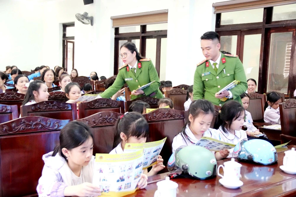 Tập huấn kỹ năng xử lý tình huống khi tham gia giao thông cho 100 hội viên phụ nữ và trẻ em