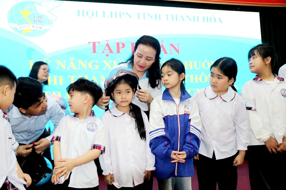 Tập huấn kỹ năng xử lý tình huống khi tham gia giao thông cho 100 hội viên phụ nữ và trẻ em