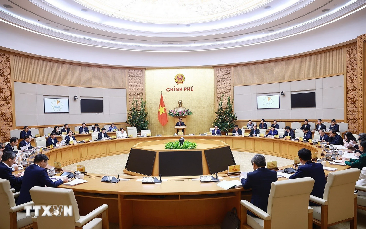 Thủ tướng: Cắt giảm tối đa thủ tục hành chính, giảm phiền hà cho người dân, doanh nghiệp