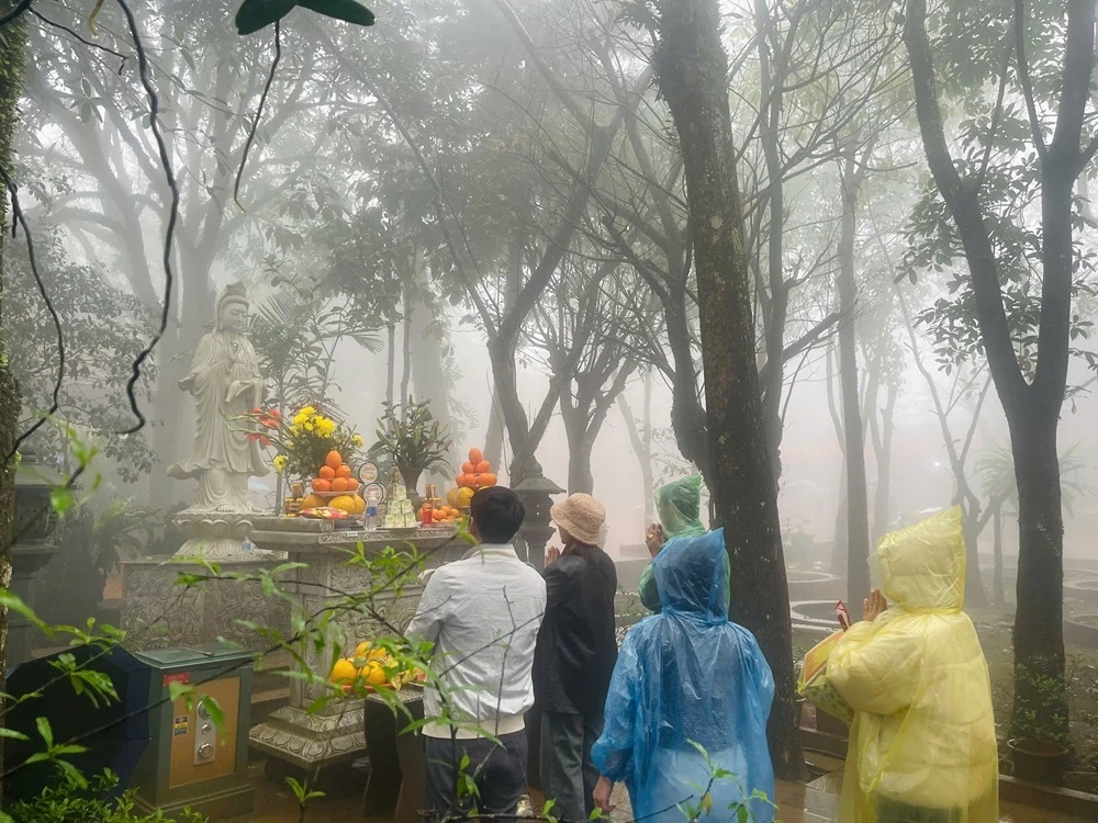 Đông đảo du khách đến với Am Tiên trong ngày đầu “mở cổng trời”