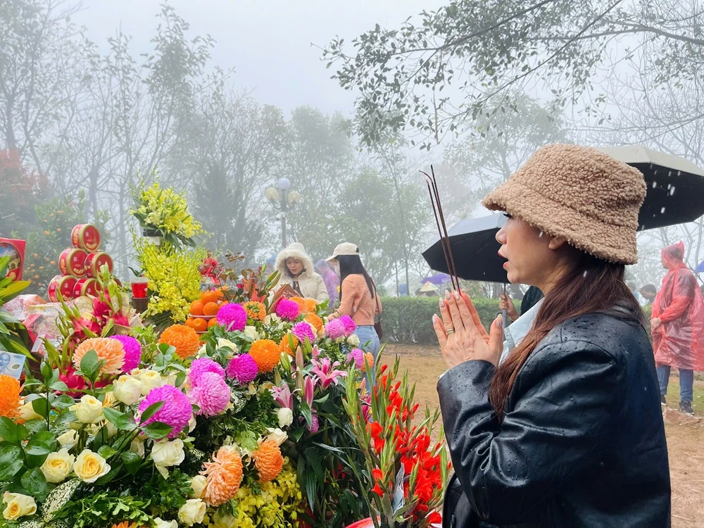 Đông đảo du khách đến với Am Tiên trong ngày đầu “mở cổng trời”