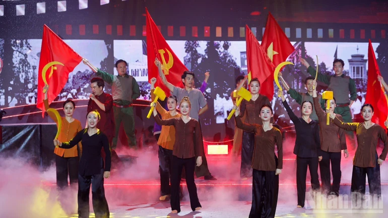 Thủ tướng Phạm Minh Chính dự Chương trình nghệ thuật chính luận “Thủ tướng Phạm Văn Đồng - Trọn đời vì nước, vì dân”